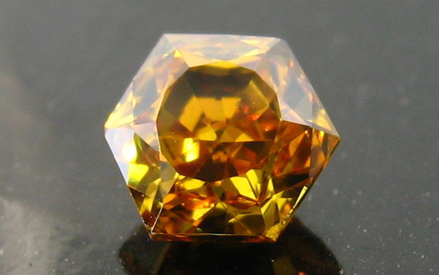 天然(ナチュラル)ヘキサゴナルカットオレンジ・イエローダイヤモンド画像