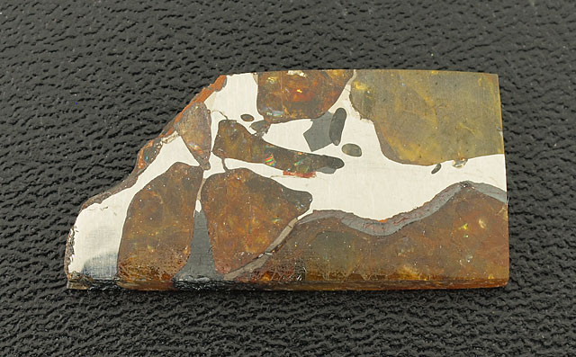 ペリドットを含む隕石画像