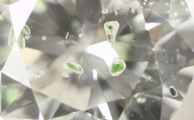 ガーネット結晶パイロキシン結晶入りダイヤモンドルース画像