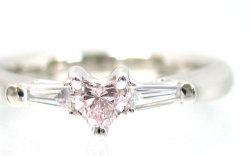 ハートシェイプカットピンクダイヤモンド婚約指輪画像