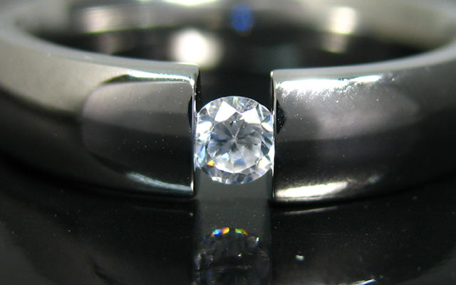 テンションジュエリーダイヤモンドエンゲージリング(婚約指輪)画像