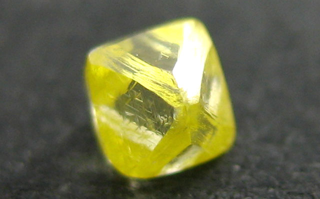 イエローダイヤモンド原石ルース画像