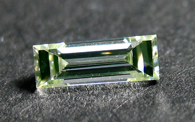 グリーンダイヤ ルース 0.168ct 【かなり細長い貴重な形状です】