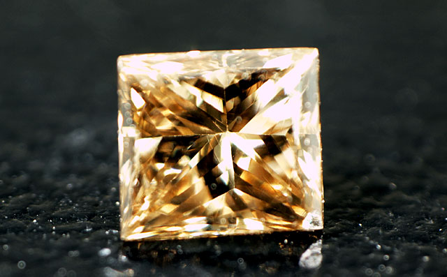 プリンセスカット・イエローダイヤモンド画像