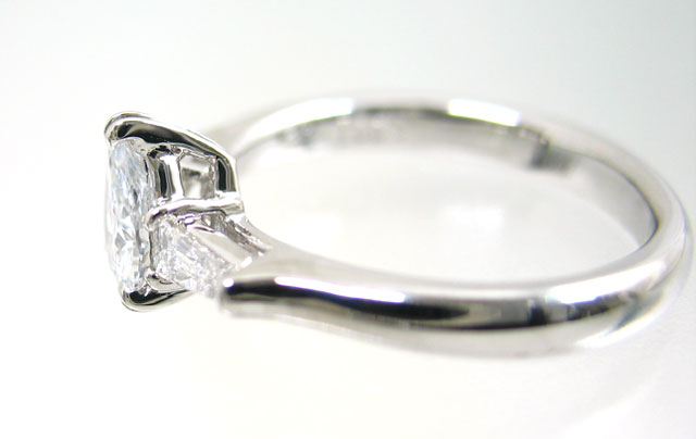 ブルーダイヤエンゲージリング