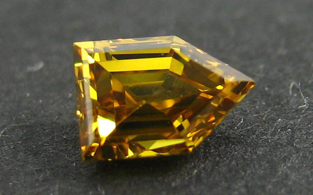 ペンタゴナル・ステップ・カット　イエローダイヤモンド　画像
