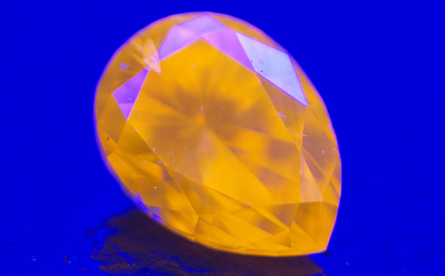 蛍光性ダイヤモンド画像