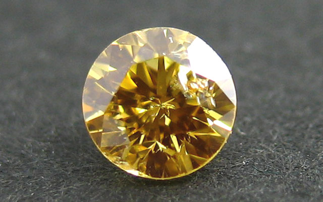 オレンジ・イエローダイヤモンド ガーネット結晶入り