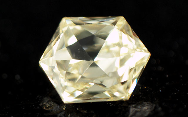 六角形(ヘキサゴナル・モディファイド・ブリリアント・カット)ダイヤモンド画像