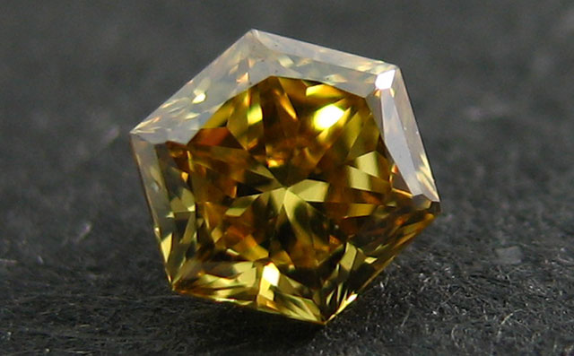 天然(ナチュラル)ヘキサゴナルカット・イエローダイヤモンド画像