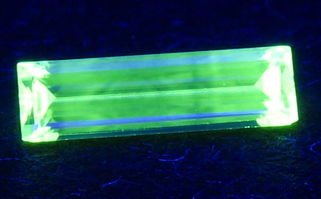蛍光性ダイヤモンド画像