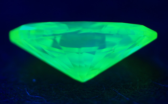 イエローダイヤモンド(トリートメント) ルース 0.117ct 【 蛍光性が