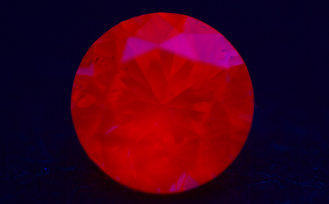蛍光性ダイヤモンド画像
