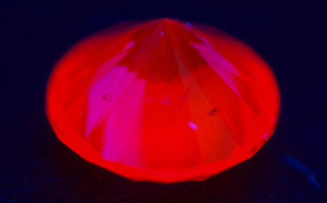 蛍光性ピンクダイヤモンド(トリートメント) ルース 0.116ct 【 蛍光性