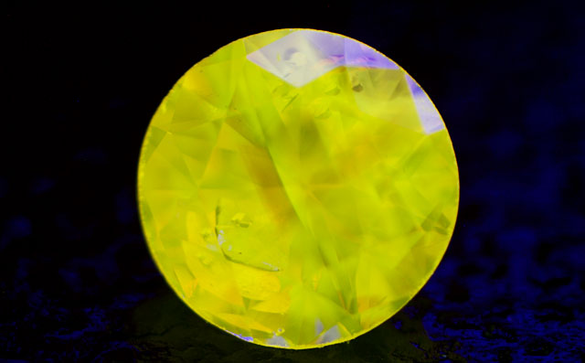 天然(ナチュラル)オレンジイエローダイヤモンド画像