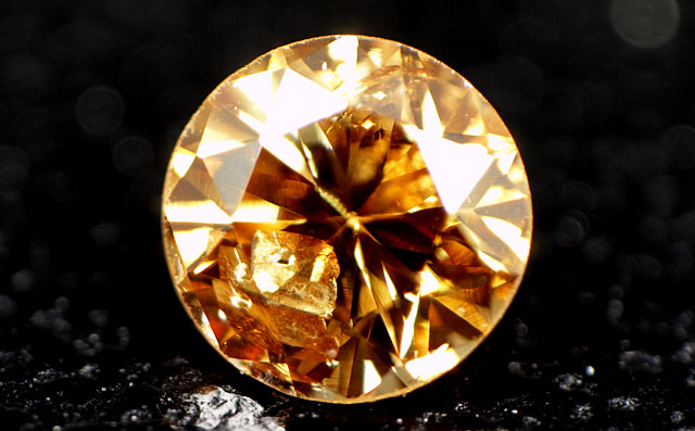 天然(ナチュラル)オレンジイエローダイヤモンド画像
