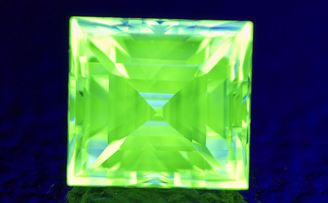 蛍光性ダイヤモンド画像
