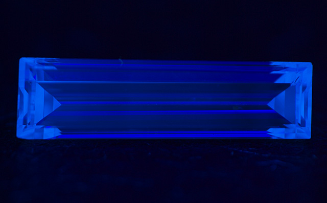 蛍光性ダイヤモンド画像