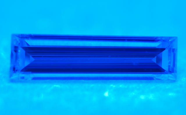 蛍光性ダイヤモンド画像