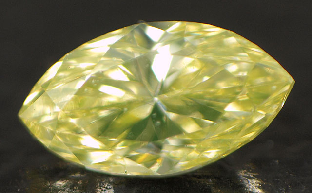 ダイヤモンド ルース 0.044ct 【 蛍光性が緑色の綺麗なダイヤです 】