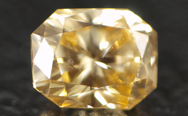 天然(ナチュラル)オレンジイエローダイヤモンド画像