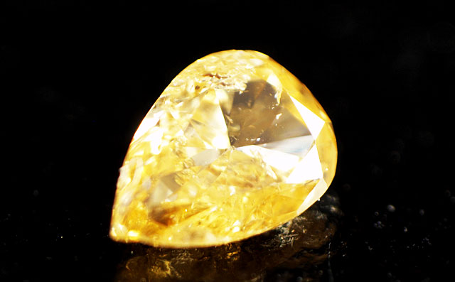天然(ナチュラル)オレンジイエローダイヤモンド画像