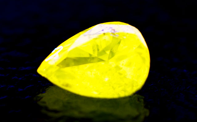 天然(ナチュラル)オレンジイエローダイヤモンド画像