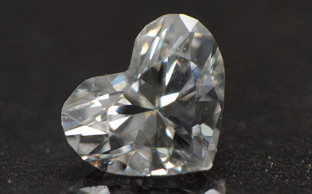 ダイヤモンド ルース 0.075ct 【 蛍光性が黄緑色の可愛いハート