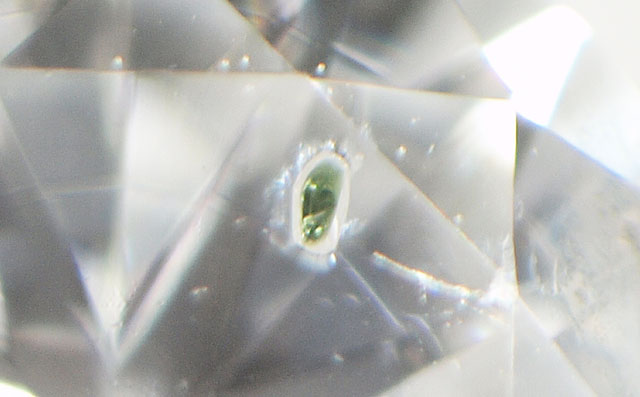 天然グリーンダイオプサイドと思われる結晶入りダイヤモンドルース画像