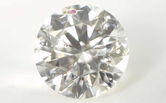 天然ガーネットと思われる結晶入りダイヤモンド画像