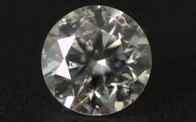 天然ガーネットと思われる結晶入りダイヤモンド画像