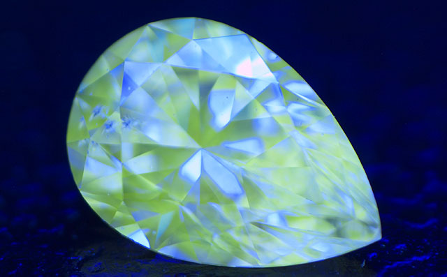 蛍光性ダイヤモンド画像