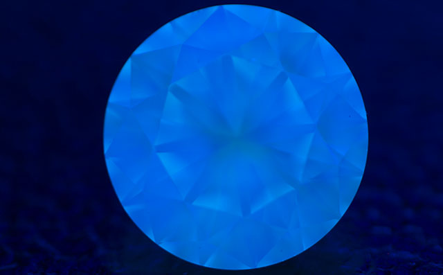 蛍光性ダイヤモンド画像