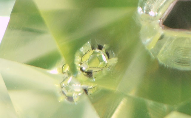 ガーネットとオリビンかダイオプサイド入りダイヤモンドルース画像