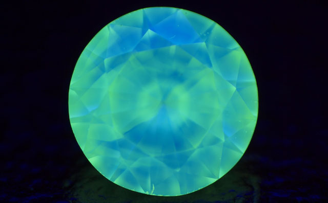 蛍光性ダイヤモンド画像