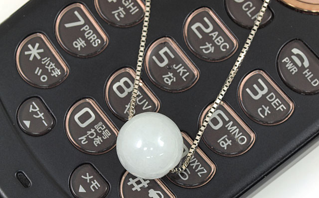 ホワイト・ジェダイト(ホワイト・ジェイダイト、ホワイト・ジェード、白ヒスイ)