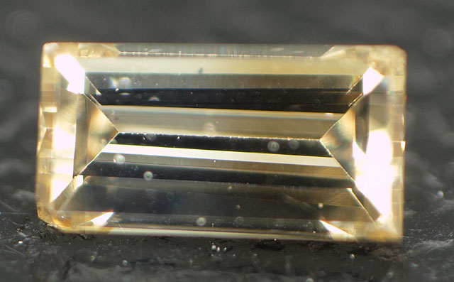 ナチュラルファンシーバイカラーダイヤモンド画像