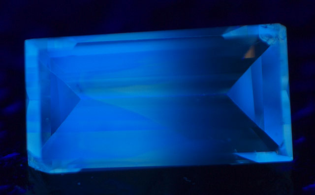 ナチュラルファンシーバイカラーダイヤモンド画像