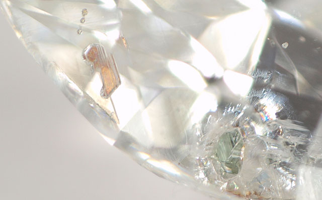 ガーネット結晶かルチル結晶とダイオプサイド入りダイヤモンドルース画像