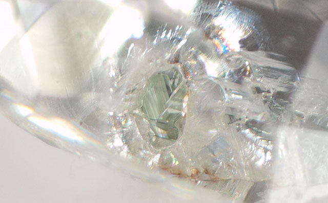 ガーネット結晶かルチル結晶とダイオプサイド入りダイヤモンドルース画像