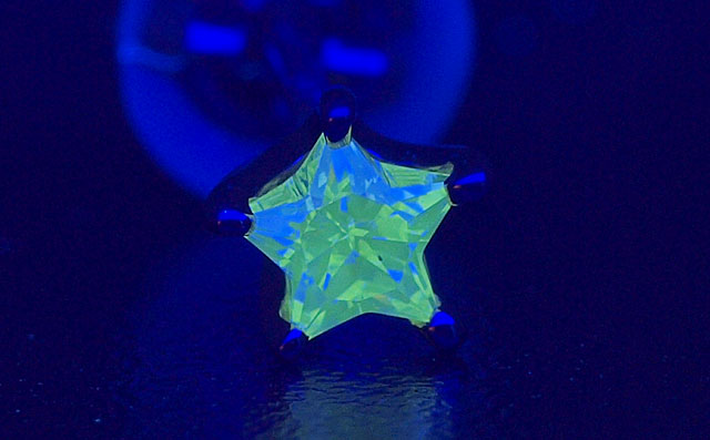 スターカット(星型)ダイヤモンド・片耳用ピアス画像