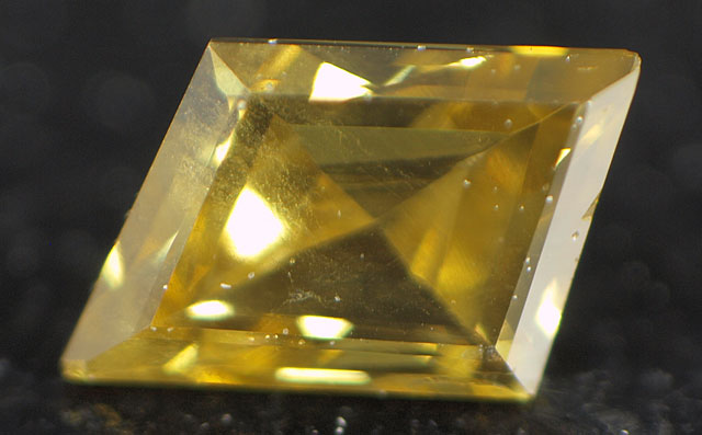 天然(ナチュラル)ビビッド・イエローダイヤモンド画像