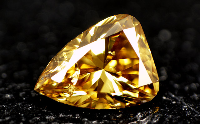 天然(ナチュラル)オレンジイエローダイヤモンド画像