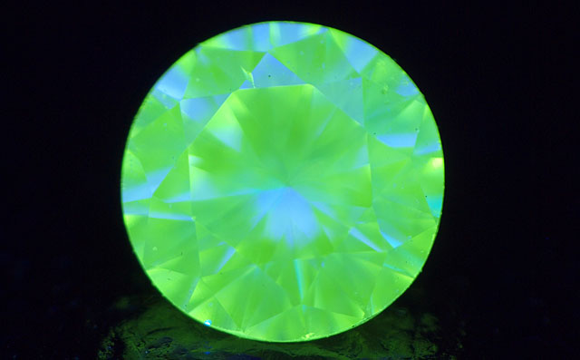 蛍光性ダイヤモンド画像