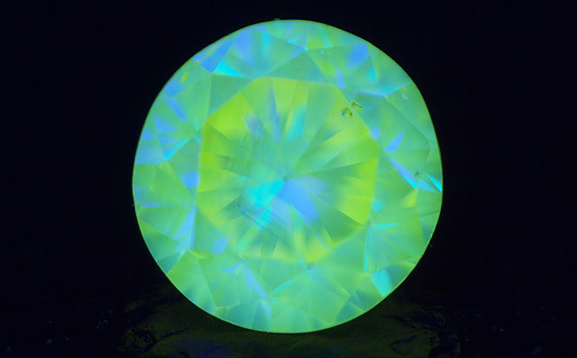 蛍光性ダイヤモンド画像