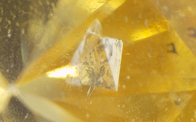 天然ほぼ正八面体ダイヤモンド結晶入りダイヤモンドルース画像