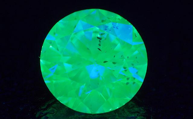 蛍光性ダイヤモンド画像