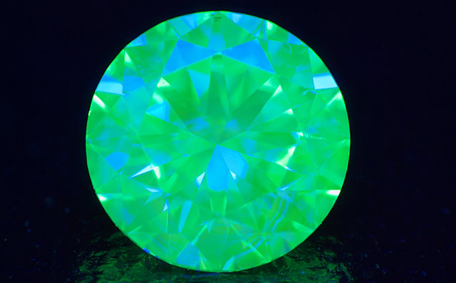 蛍光性ダイヤモンド画像
