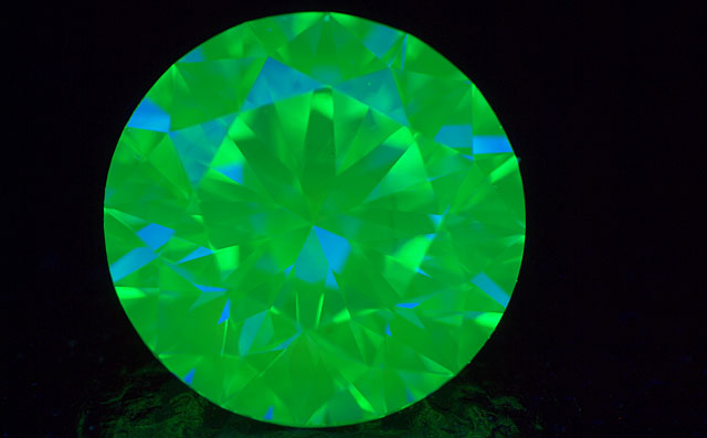 蛍光性ダイヤモンド画像