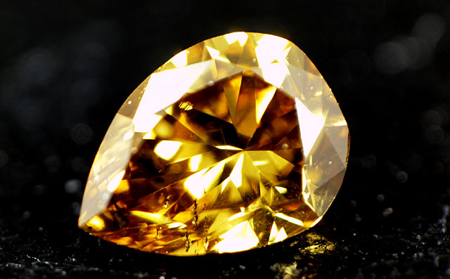 天然(ナチュラル)オレンジイエローダイヤモンド画像